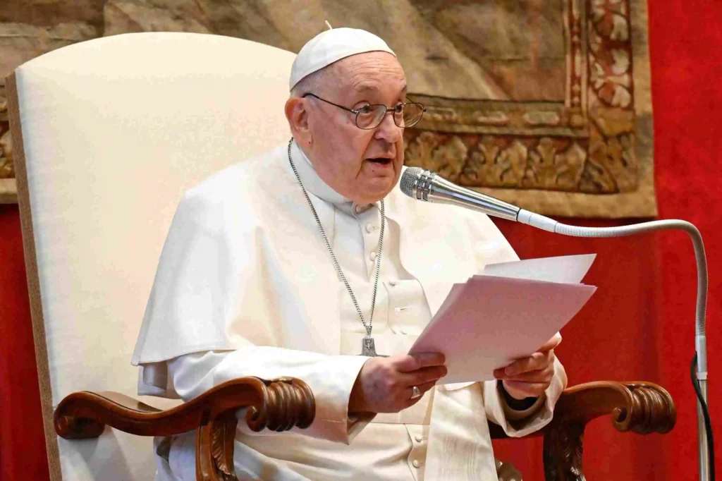Pope urges Ukraine talks, sparks debate